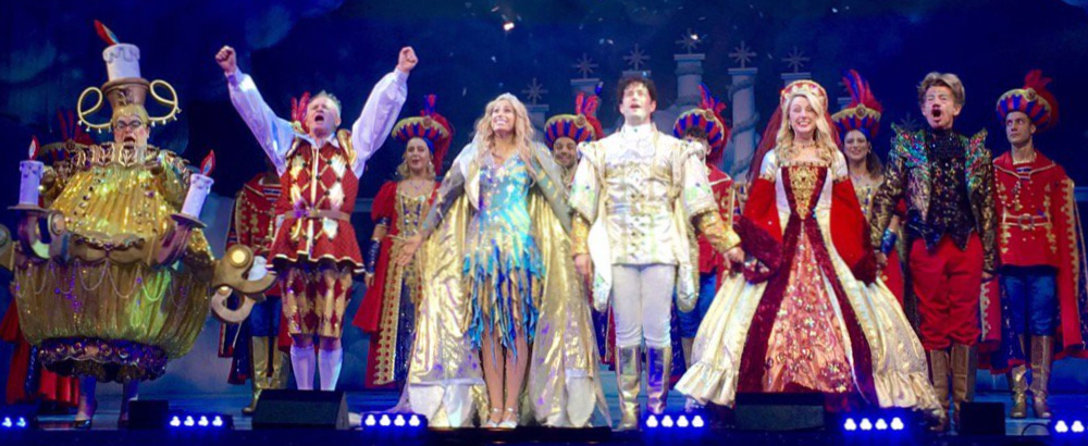 Lee Mead and the company of Jack & the Beanstalk at curtain call - Southend, Dec 2017